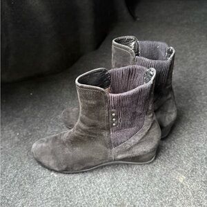 Aquatalia Versa Chelsea Wedge Ankle Boots Grey Suede Leather Women's Size 6